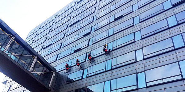 高层窗户安全擦玻璃工具参考图